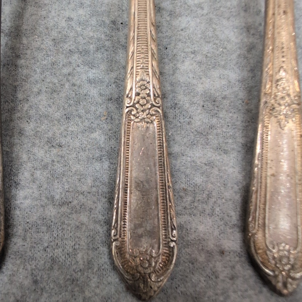 Wm Rogers & Son Silverplate Teaspoons Set of 5 Vintage Floral Scroll Pattern IS - Picture 3 of 6